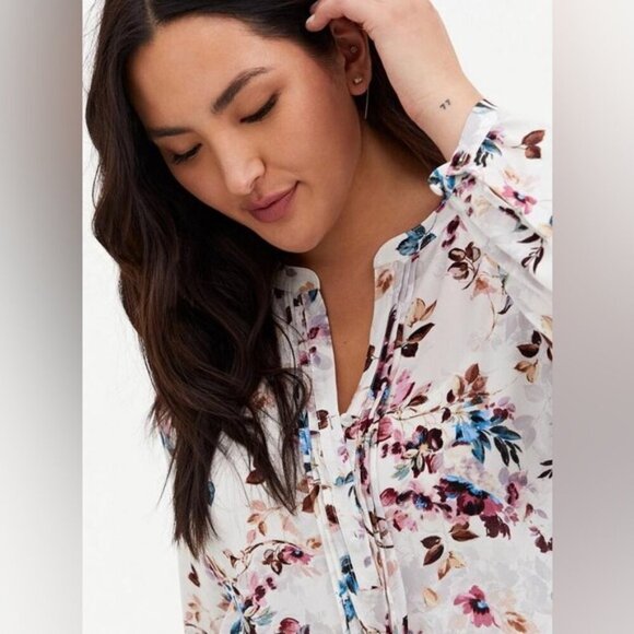 Women’s torrid 3 Cool Toned Floral White Georgette Pintuck Button-Front Blouse - Picture 16 of 16